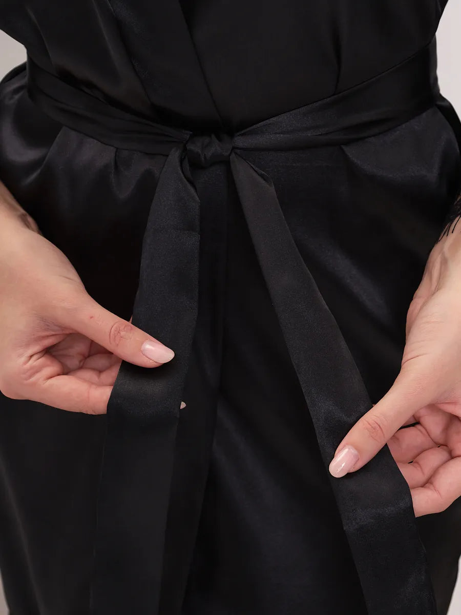 Halat din satin fin cu dantela, maneci lungi si decolteu in V, Negru