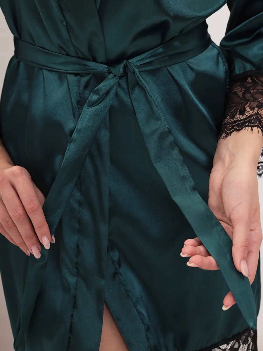 Halat din satin fin cu dantela, maneci lungi si decolteu in V, Verde