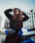 Hanorac Unisex cu Glugă și Print 3D Negru – purtat de model, vedere față
