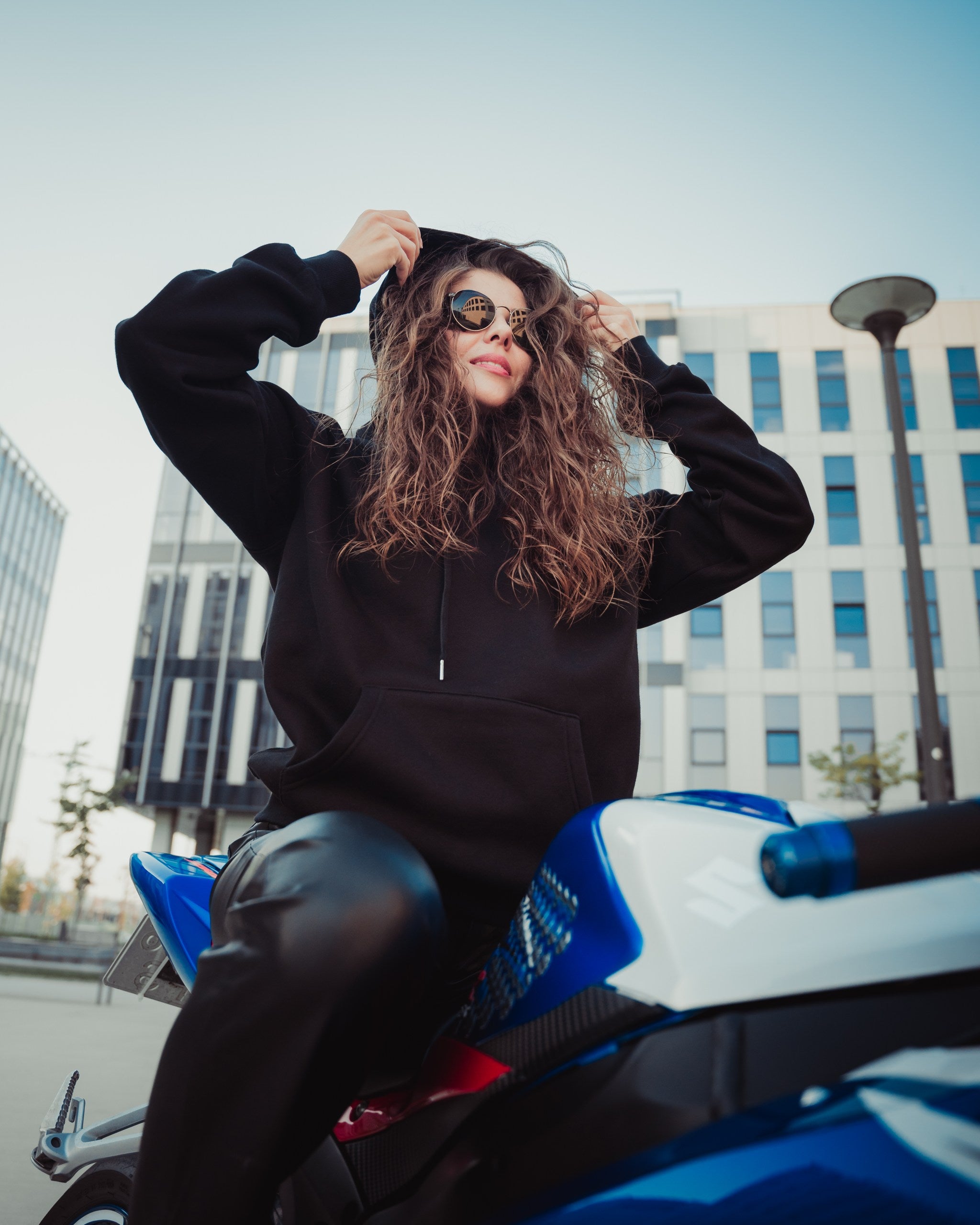 Hanorac Unisex cu Glugă și Print 3D Negru – purtat de model, vedere față